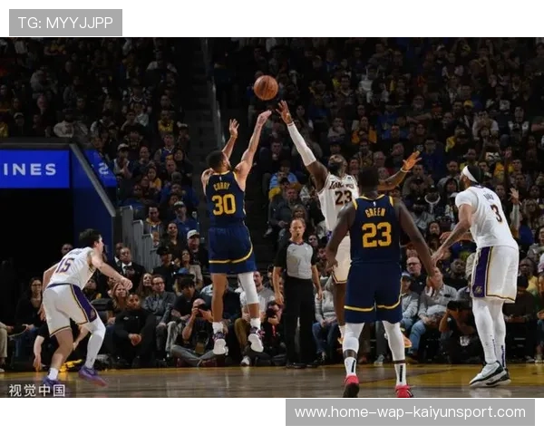NBA勇士切入分球打开空间的进攻艺术