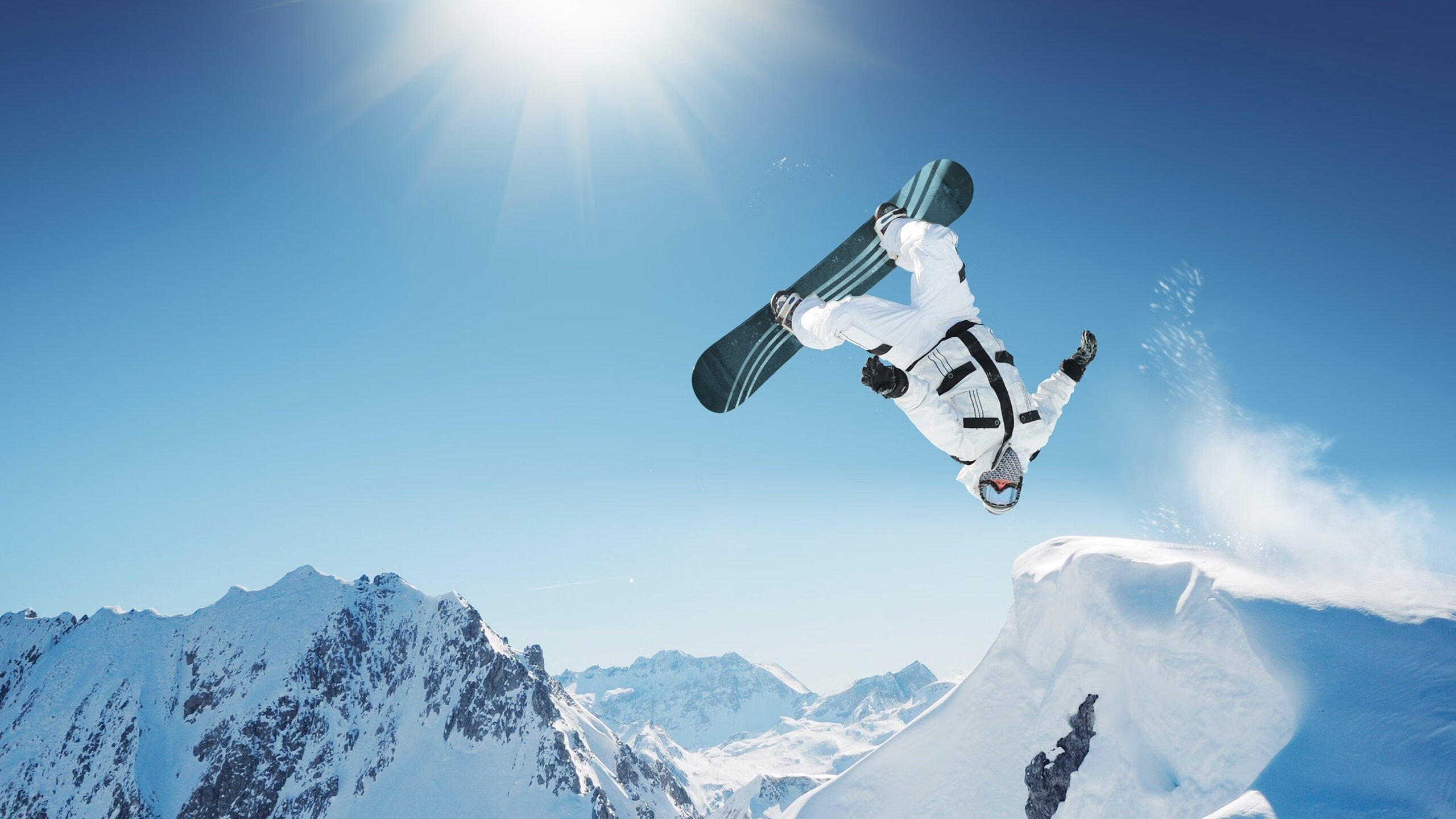 青年游泳选手崭露头角，青年游泳池